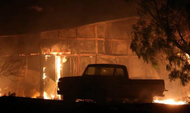 در پی آتش‌سوزی در شمال لس‌آنجلس هزاران خانواده مجبور به ترک خانه های شان شدند 